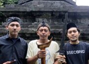 Juru Kunci Candi Sumberawan Tunjukan Keris Pusaka Luhur kepada Pecinta Pusaka dan Spiritualis